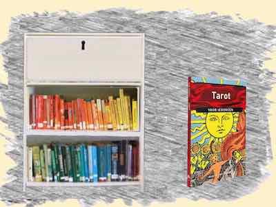 boekenkast met afgesloten bovenste schap en boek over Tarot