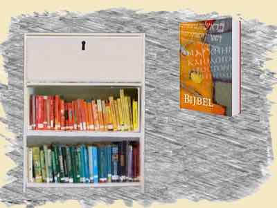 boekenkast met bijbel