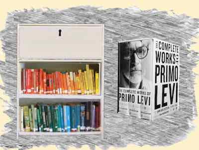 Boekenkast met boeken van Primo Levi